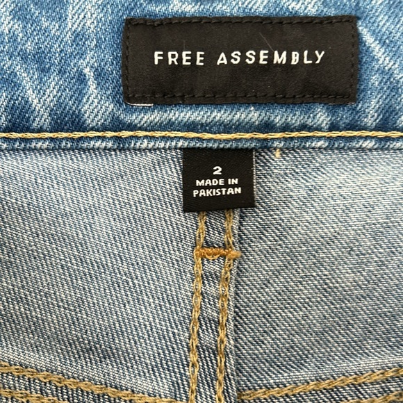 Woman’s jeans by Free Assembly size 2 - Picture 2 of 6